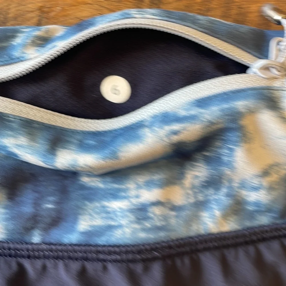 Lululemon Size 6 Shorts - Picture 6 of 9